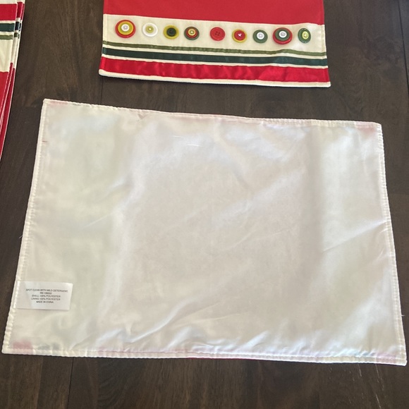 6 Jingles & Joy Christmas placemats like new! Red and green buttons and ribbon - Picture 15 of 17